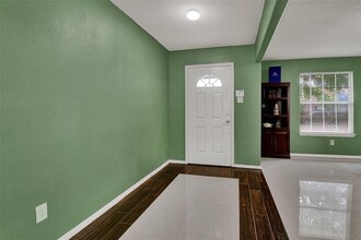 7926 Brook Trail Cir in Houston, TX - Foto de edificio - Building Photo