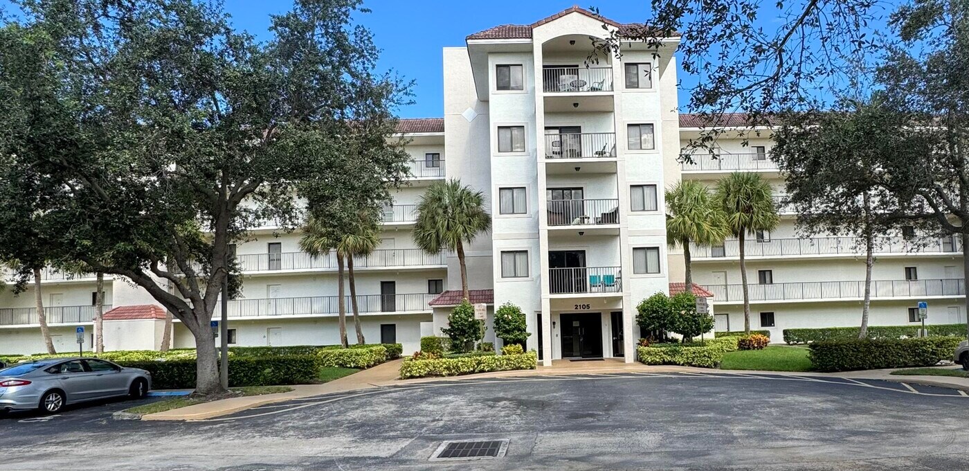 2105 Lavers Cir in Delray Beach, FL - Building Photo