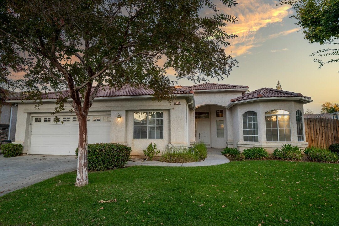 1739 McKelvy Ave in Clovis, CA - Building Photo