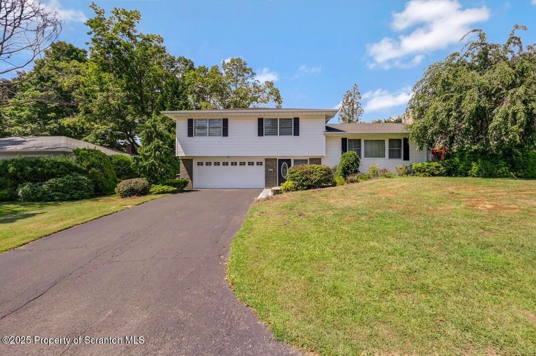 107 Carteret Dr in Clarks Summit, PA - Building Photo
