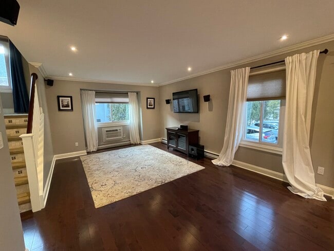 47 Woodway Rd in Stamford, CT - Building Photo - Building Photo