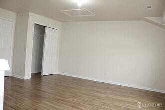 6 Bond St in North Brunswick, NJ - Foto de edificio - Building Photo