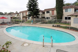 Chateau Gardens in Santa Ana, CA - Foto de edificio - Building Photo