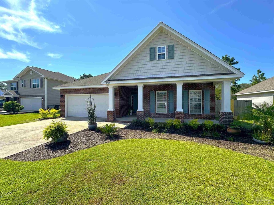 8729 Bradfield Dr in Pensacola, FL - Building Photo