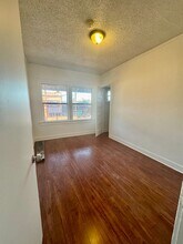 250 1/2 West 49th Street in Los Angeles, CA - Foto de edificio - Building Photo