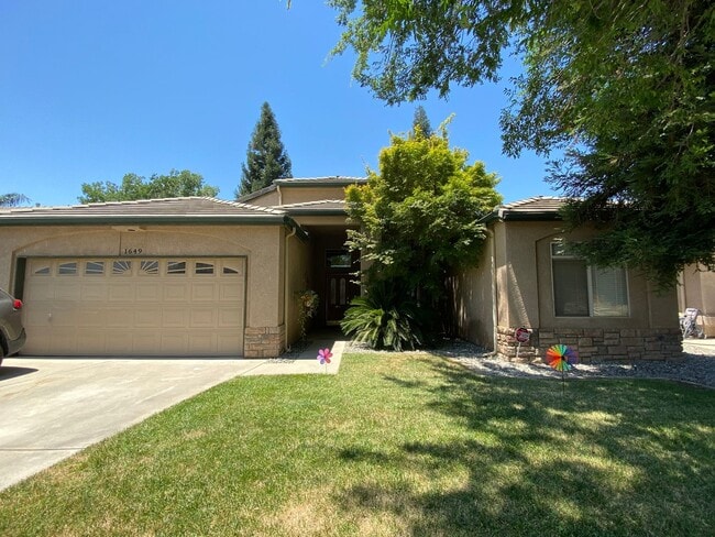 1649 N Sol Ct in Visalia, CA - Building Photo - Building Photo