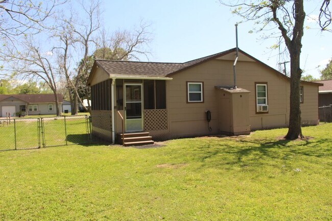 707 Alice St in Sweeny, TX - Building Photo - Building Photo