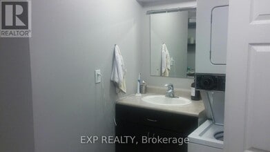 31 Matterdale Ave in Brampton, ON - Building Photo - Building Photo