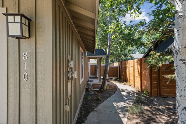 810 NE Oak Pl in Redmond, OR - Building Photo - Building Photo