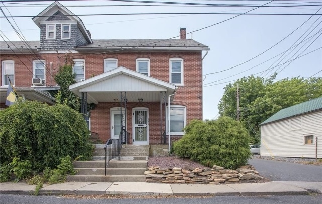 120 S Spruce St in Nazareth, PA - Foto de edificio