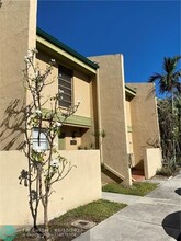 9341 NW 14th Ct in Pembroke Pines, FL - Foto de edificio - Building Photo