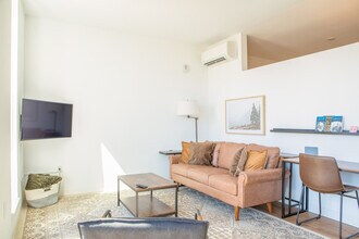 1237 N Van Buren St in Milwaukee, WI - Foto de edificio - Building Photo