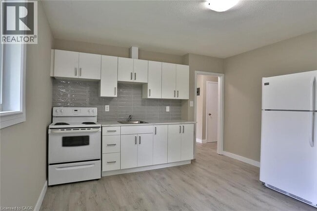 240 Duke St E in Kitchener, ON - Building Photo - Building Photo