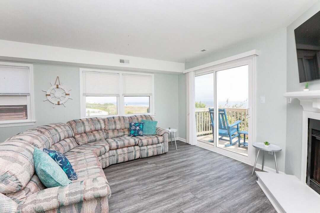 1424 E Ocean View Ave-Unit -C in Norfolk, VA - Building Photo
