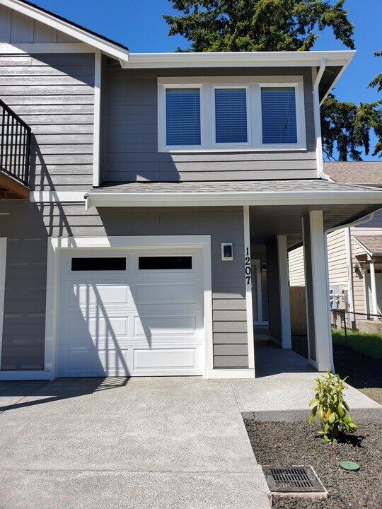 1207 E St SE in Lacey, WA - Foto de edificio