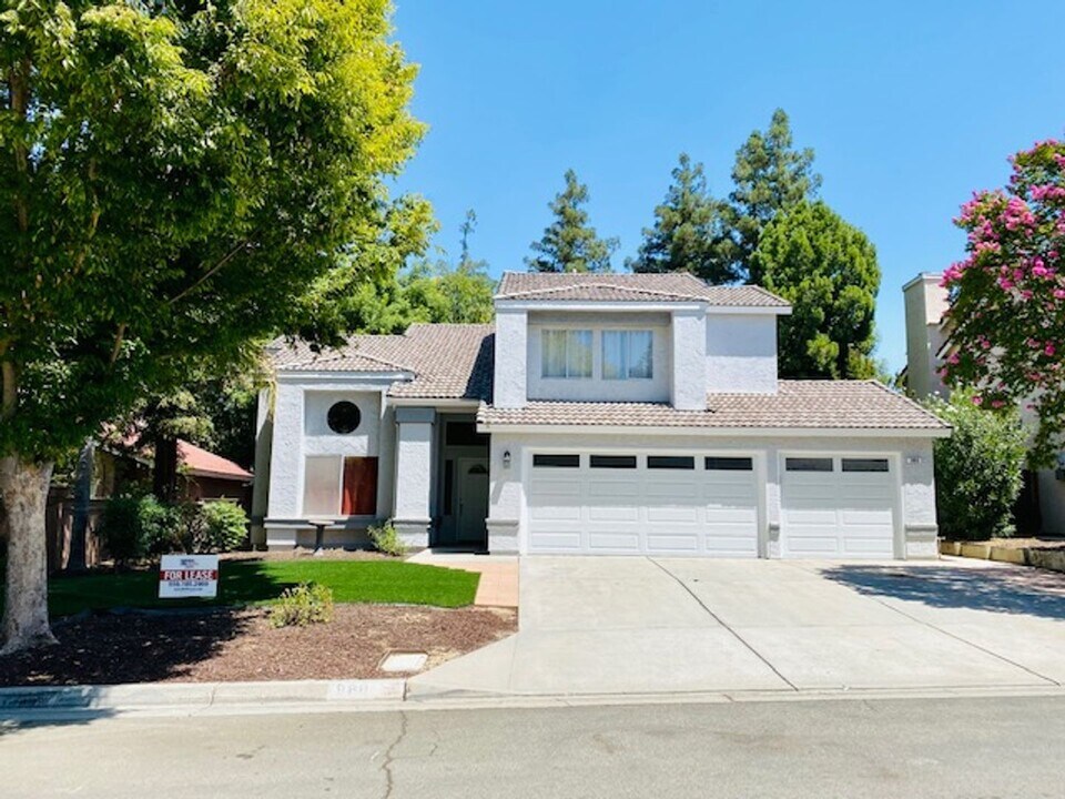 980 E Buckhill Rd in Fresno, CA - Building Photo