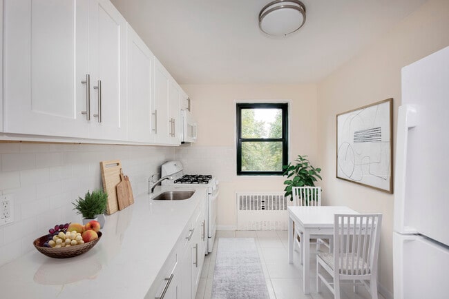 The Summit at Dobbs Ferry in Dobbs Ferry, NY - Foto de edificio - Building Photo