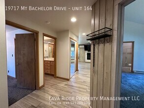 19717 SW Mount Bachelor Dr-Unit -unit 164 in Bend, OR - Building Photo - Building Photo
