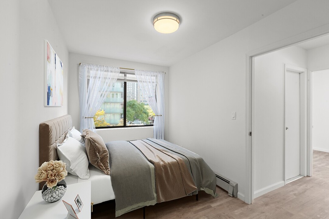 626 Tenth Avenue in New York, NY - Building Photo