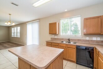 2300 Justin Lake Dr in Jacksonville, FL - Building Photo - Building Photo