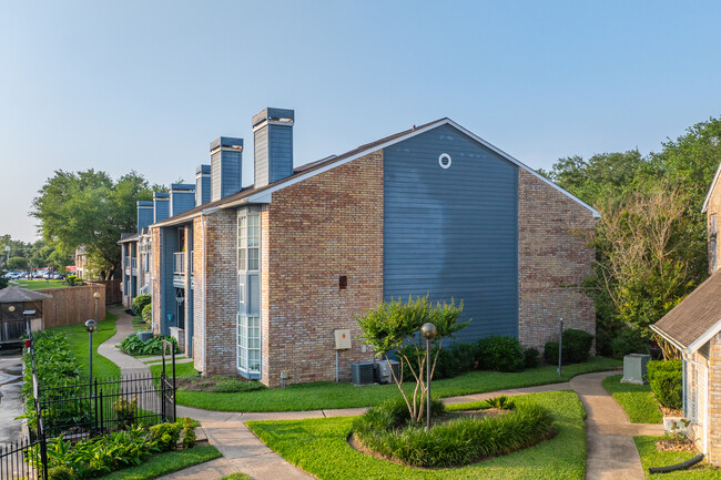 Cloister Condominiums in Houston, TX - Foto de edificio - Building Photo