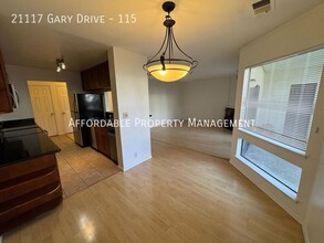 21117 Gary Dr in Hayward, CA - Foto de edificio - Building Photo