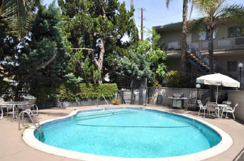 Magnolia Palms Apartments in Van Nuys, CA - Building Photo - Building Photo