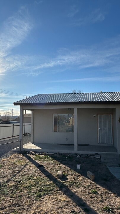 703 N 5th St in Belen, NM - Foto de edificio
