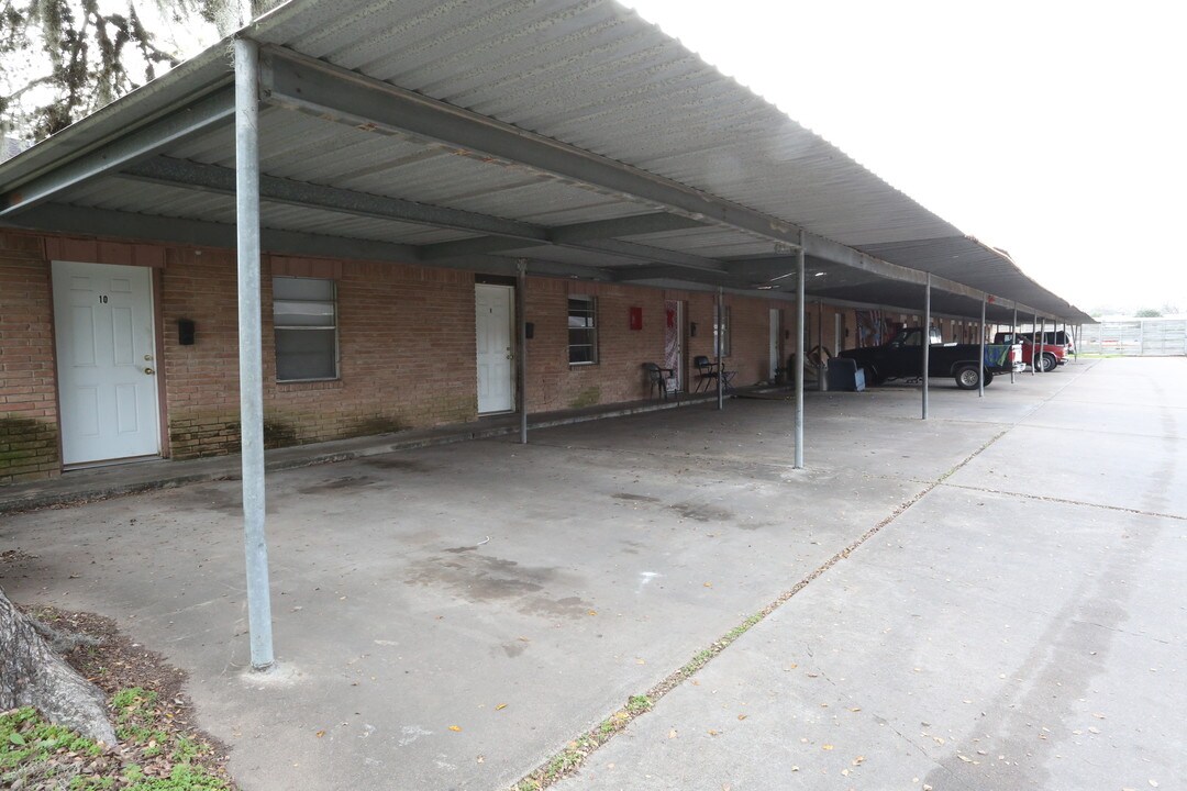 Lauren Oaks Apartments in Sweeny, TX - Building Photo