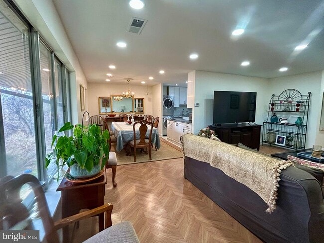 18624 Walkers Choice Rd in Montgomery Village, MD - Building Photo - Building Photo