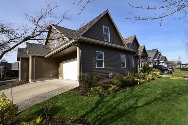 2485 Meridian Dr in Woodburn, OR - Foto de edificio - Building Photo