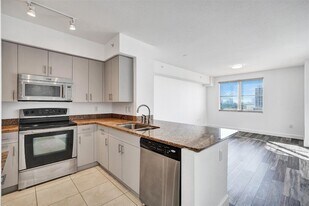 1830 Radius Dr, Unit 825 in Hollywood, FL - Building Photo