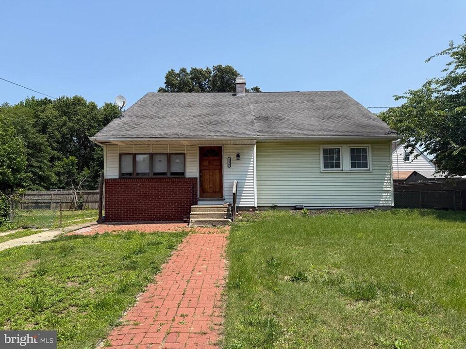 236 Larchmont Dr in Delanco, NJ - Building Photo