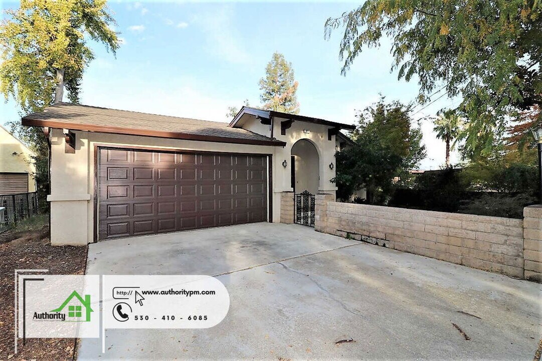 875 Lakeview Dr in Redding, CA - Foto de edificio