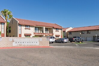 Hacienda Court Apartments in Ridgecrest, CA - Foto de edificio - Building Photo