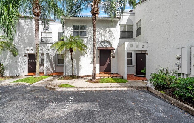 4743 NW 97th Ct, Unit 60 in Doral, FL - Foto de edificio - Building Photo