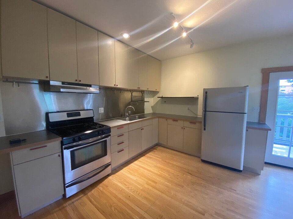 262 Athol Ave in Oakland, CA - Building Photo