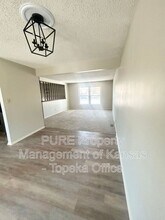 2746 SE Lakeshore Blvd in Topeka, KS - Building Photo - Building Photo