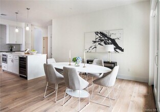 8 Boulevard W in Pelham, NY - Foto de edificio - Building Photo