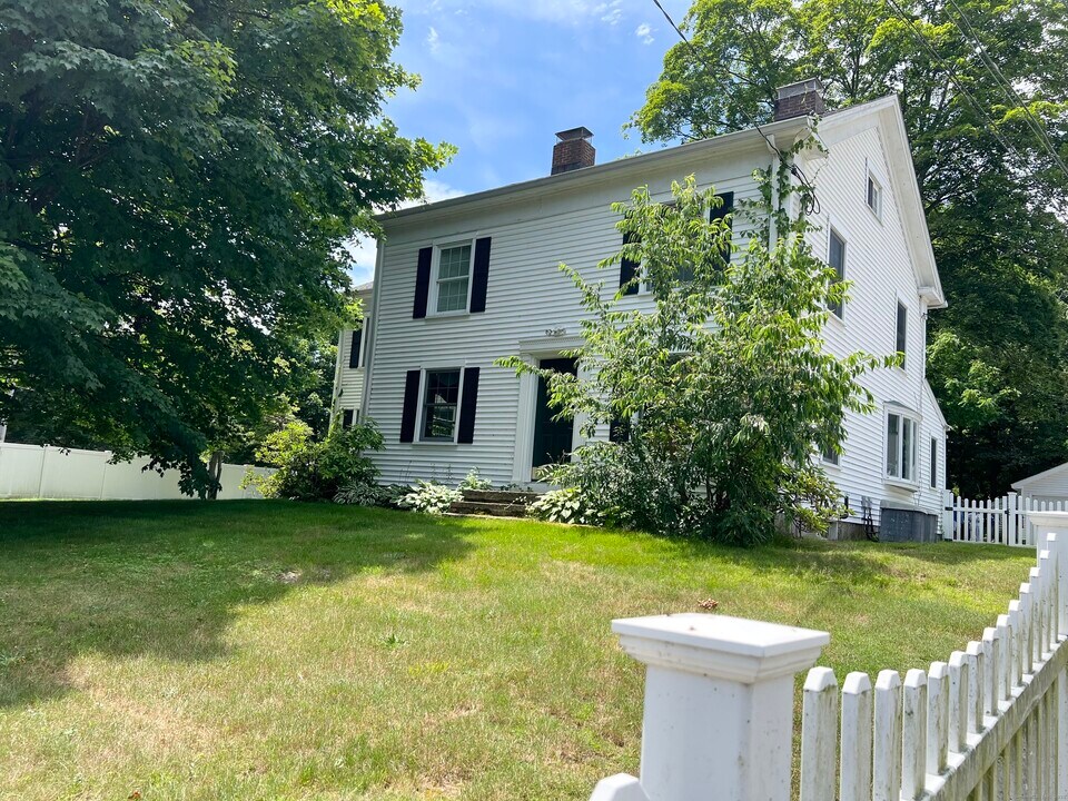31 Church St in Shelton, CT - Building Photo