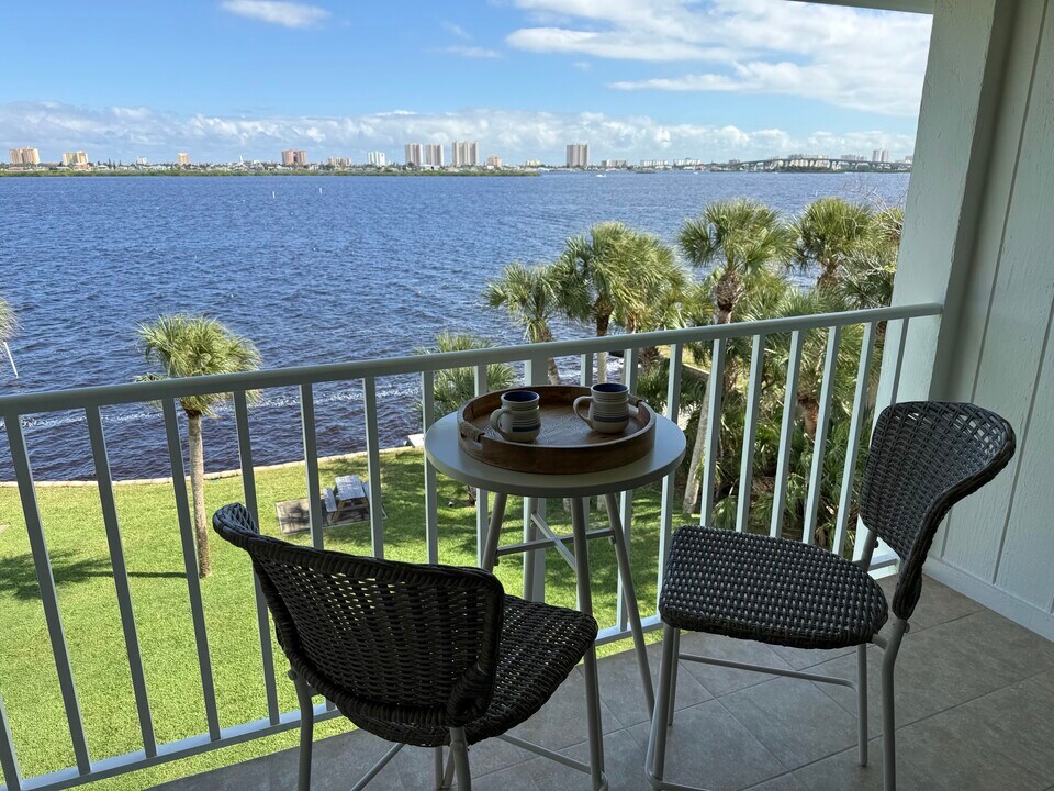 3131 S Ridgewood Ave, Unit River Club in South Daytona, FL - Building Photo