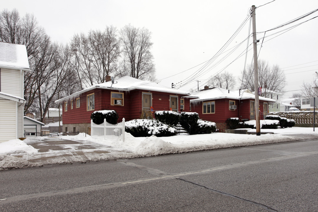 211 W State St in Barberton, OH - Building Photo