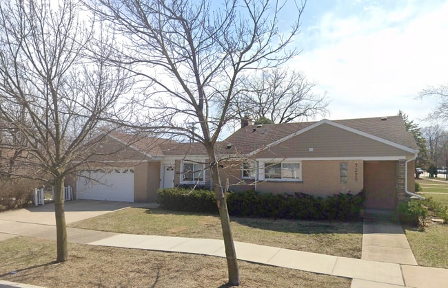7225 E Prairie Rd in Lincolnwood, IL - Building Photo - Building Photo