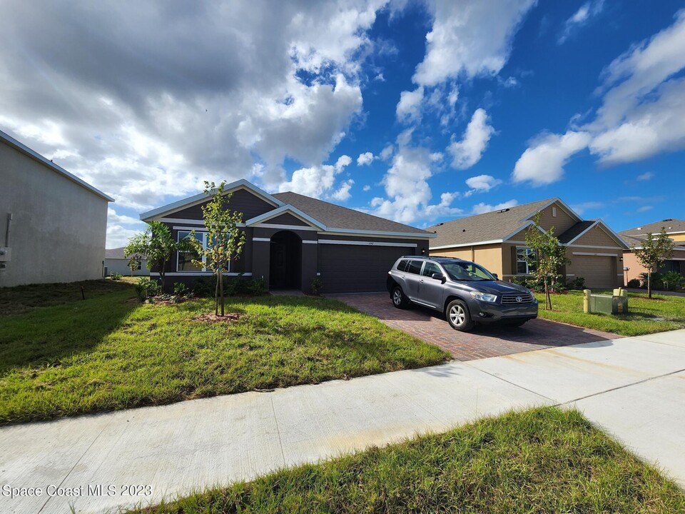 1242 McFarland Dr in West Melbourne, FL - Building Photo