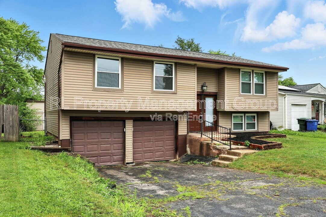 2568 Stonington Ave in Grove City, OH - Building Photo