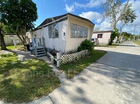 4900 Tice St in Ft. Myers, FL - Building Photo