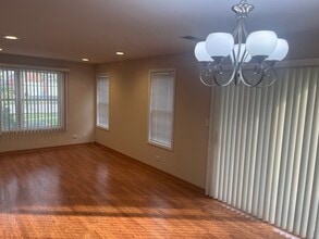 250 Regal Ct in Roselle, IL - Building Photo - Building Photo