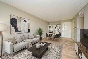 2826 S Bartell Dr, Unit 37 in Houston, TX - Building Photo