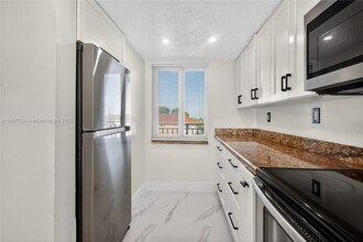9915 W Okeechobee Rd in Hialeah Gardens, FL - Building Photo - Building Photo