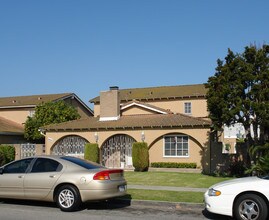 4461 Green Ave in Los Alamitos, CA - Foto de edificio - Building Photo